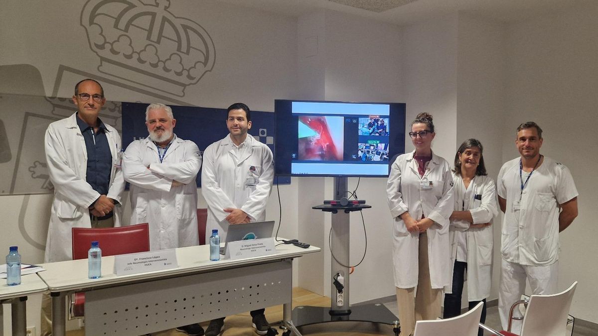 De izquierda a derecha: Álvaro González Franco, director de Atención Sanitaria y Salud Pública área sanitaria IV; Francisco López, jefe de Neumología Intervencionista del HUCA. Miguel Ariza Prota, neumólogo intervencionista; Lucía García Alfonso, neumóloga intervencionista; Marta García Clemente, directora del área de gestión clínica de Pulmón, y  Adrián González Álvarez, anestesista.