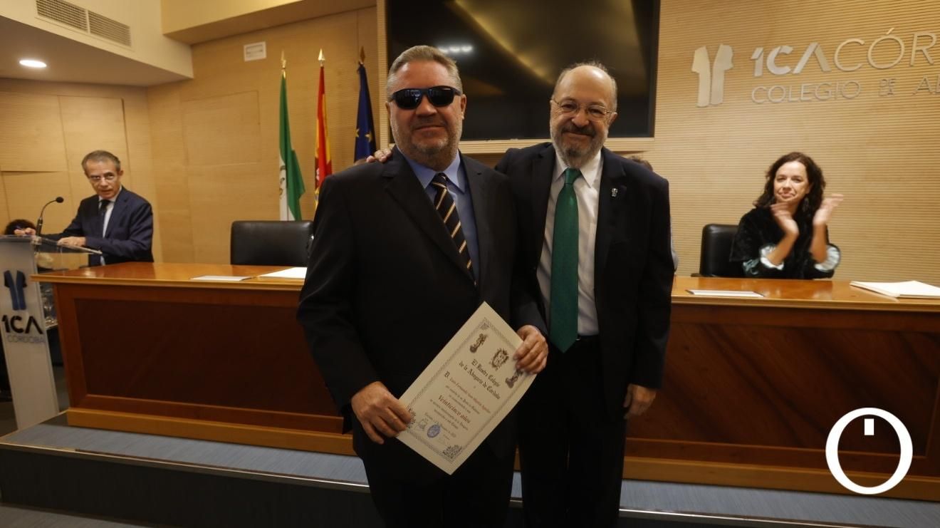 Entrega de diplomas a las personas colegiadas que cumple 50 y 25 años de abogacía.