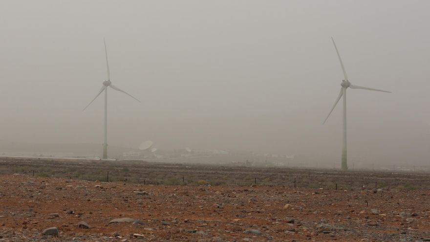 Calima sobre La Goleta Agüimes, desde Los Llanos, en Santa Lucía de Tirajana. La Montaña de Agüimes no se divisa tras la intensa capa de polvo