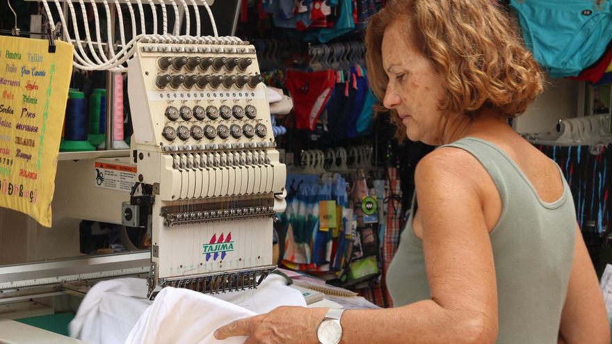 María del Pino Zerpa en su tienda de bordados en el sur de Gran Canaria / Sara Tadeo