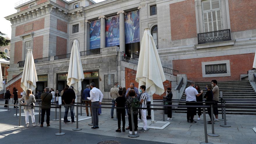 Los madrileños salen a la calle en un puente descafeinado y sin turistas