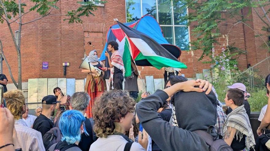 Decenas de personas aprietan al Gobierno con una cacerolada frente a la embajada de Israel: "¡Hay que imponer el embargo!"