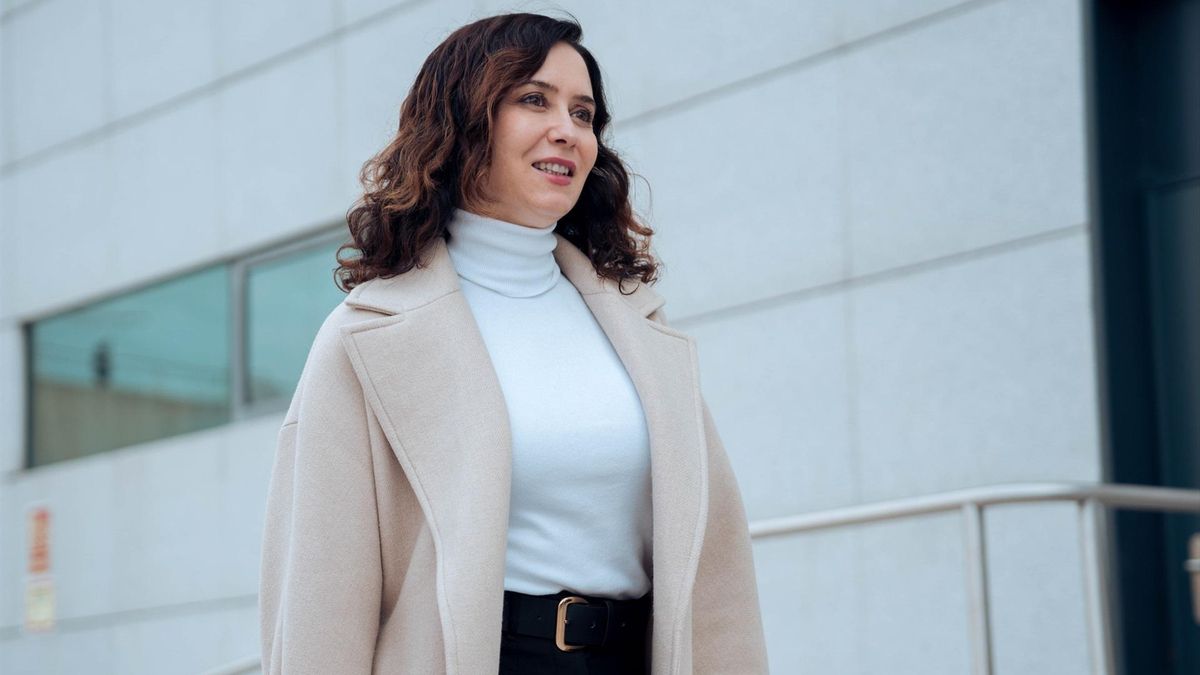 La presidenta de la Comunidad de Madrid, Isabel Díaz Ayuso, durante la visita a un hospital en febrero