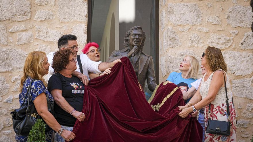 Trasladan las cenizas de Camilo Sesto a su mausoleo de Alcoi