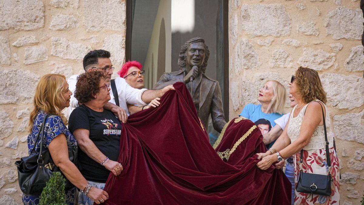 Seguidores de todo el mundo de Camilo Sesto descubren una escultura del artista en su población natal, Alcoi.