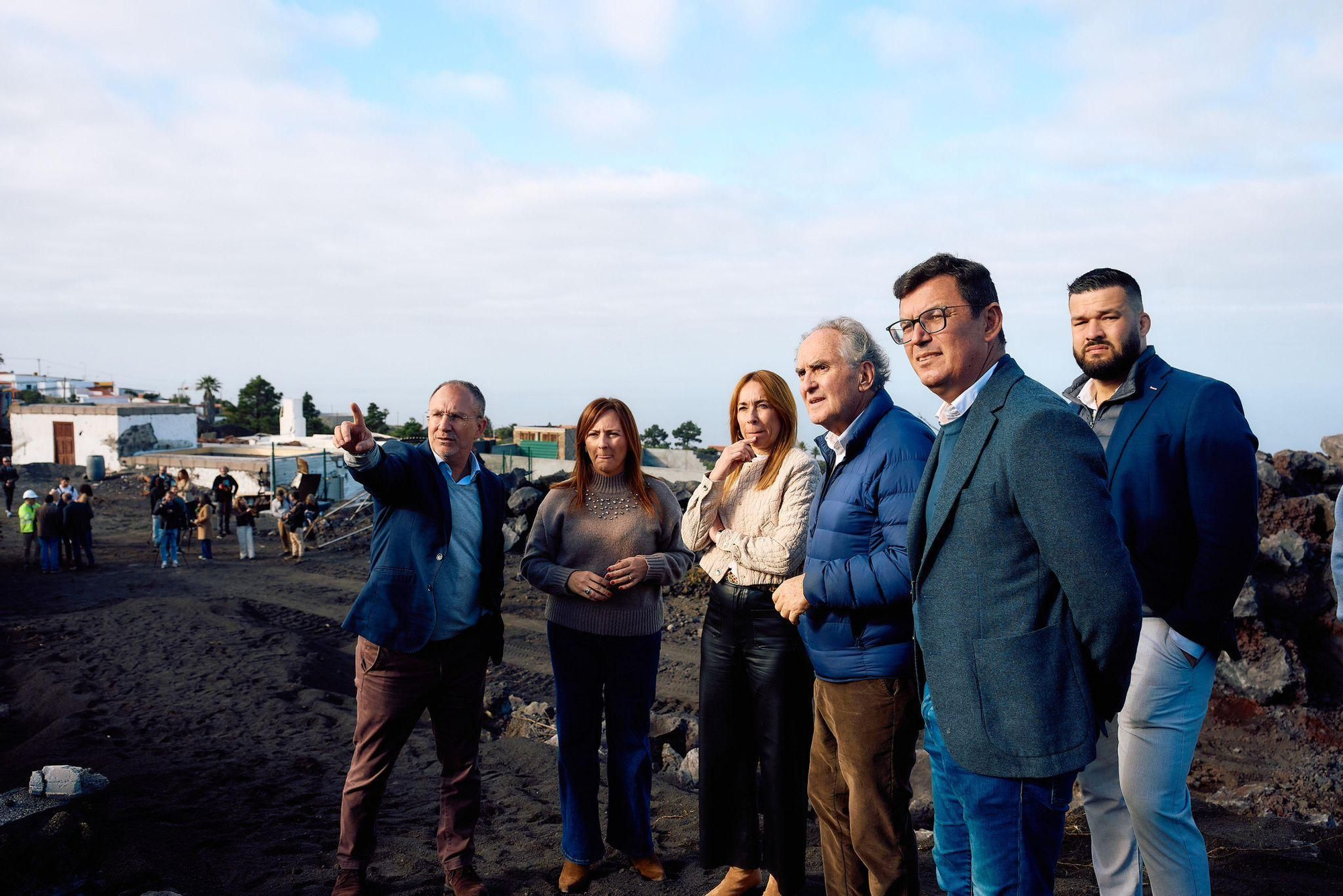 Visita este lunes a las obras para restablecer la continuidad de la LP-2, en el tramo interrumpido tras el volcán  Tajogaite.