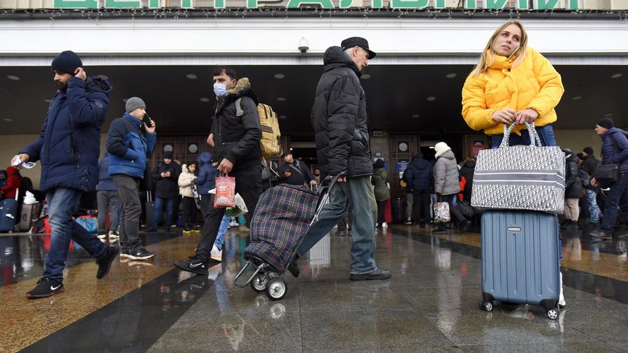 Ciudadanos en la estación Central de Kiev, este jueves.