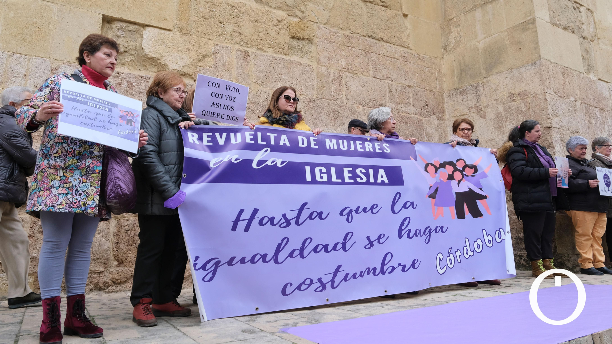 Concentración Revuelta de Mujeres en la Iglesia