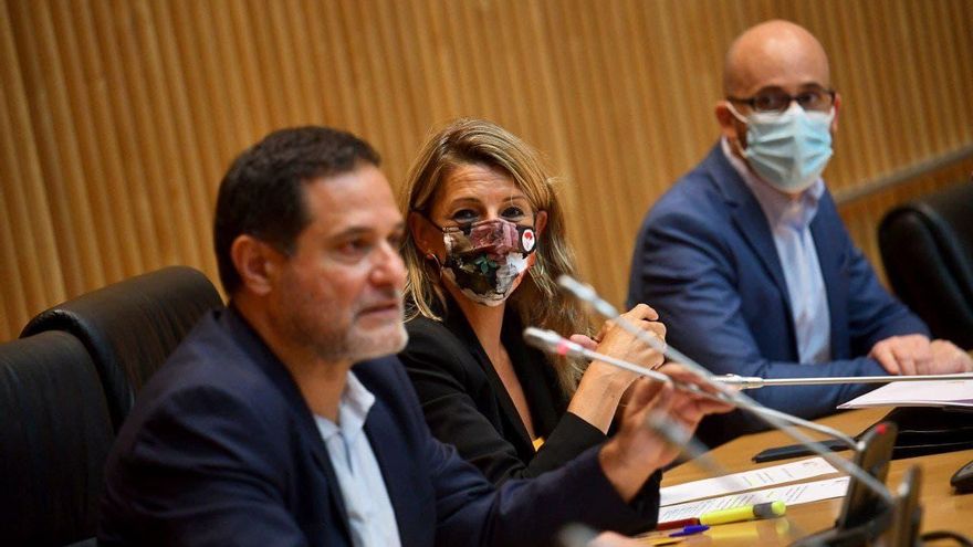 El jefe de Gabinete de Yolanda Díaz, Josep Vendrell, la vicepresidenta segunda, y el secretario de Estado de Derechos Sociales, Nacho Álvarez, en la reunión del grupo de Unidas Podemos este martes.