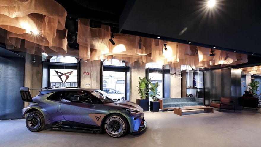 Cupra, Lynk & Co, Polestar, Tesla: el automóvil cambia los concesionarios por tiendas 'fashion' en ejes comerciales