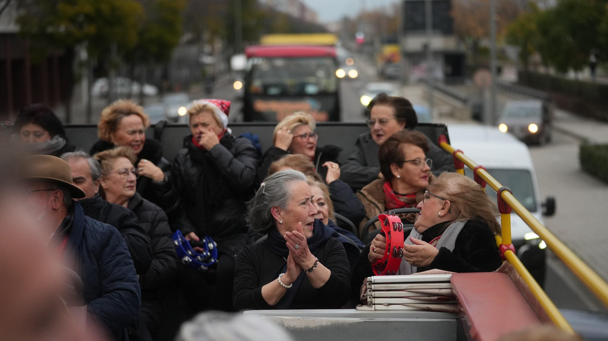 Los mayores participan en un recorrido urbano en autobuses turísticos dentro de la actividad “Coro de Coros”.