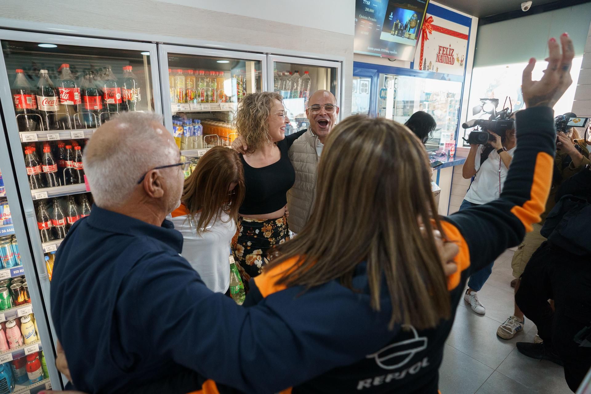 Empleados y propietarios de la gasolinera La Chasnera celebran los premios de varios de los números vendidos en su establecimiento, agraciados con un tercero, un cuarto y un quinto premio en el sorteo extraordinario de Navidad de la Lotería Nacional. EFE/Ramón de la Rocha.jpg