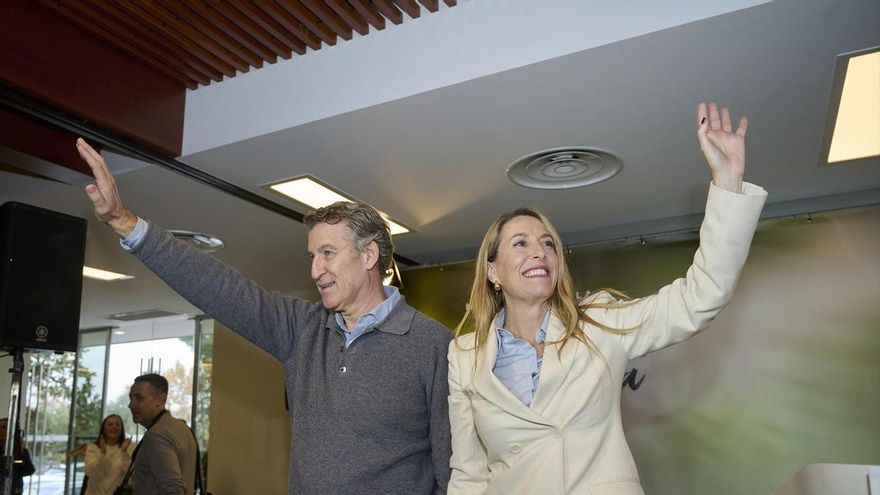 La presidenta de la Junta de Extremadura, María Guardiola (d), y el presidente del Partido Popular, Alberto Núñez Feijóo (i), durante un mitin del PP, a 4 de diciembre de 2025, en Don Benito, Badajoz, Extremadura (España).