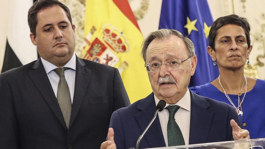 El presidente de Ceuta, Juan Jesús Vivas (c), comparece este lunes ante los medios de comunicación junto a varios miembros del Ejecutivo local. EFE/Reduan