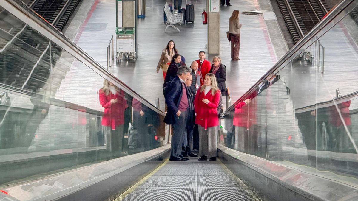Trabajadores de Iryo bajan del tren este martes, en la vuelta de la alta velocidad entre Madrid y Andalucía