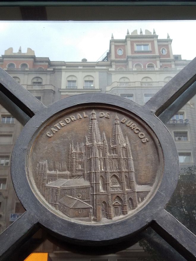 Detalle del medallón de la catedral de Burgos en Gran Vía 60