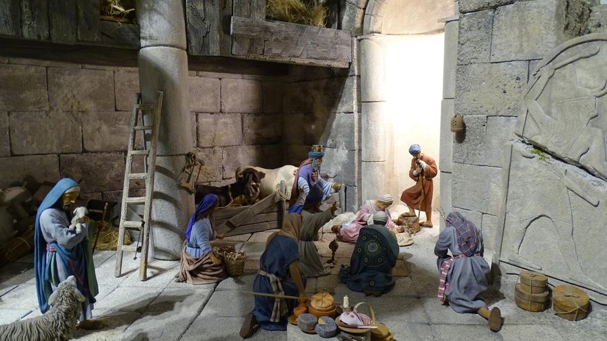 Un Belén y Nacimiento con preciosas figuras de 20 centímetros de la escuela andaluza
