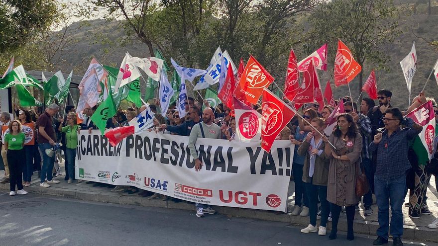 Los sindicatos se concentran ante las Cortes regionales en defensa de la carrera profesional sanitaria