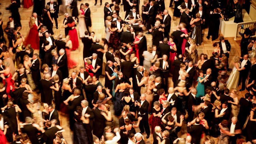 Los invitados bailan el vals durante el tradicional Baile de la Ópera, en Viena. 