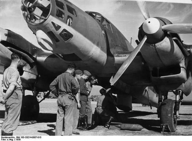 Un Heinkel He 111 de la Legión Cóndor cargando bombas. Nótese la configuración distinta de la cabina de pilotaje separada de la del artillero en el morro.