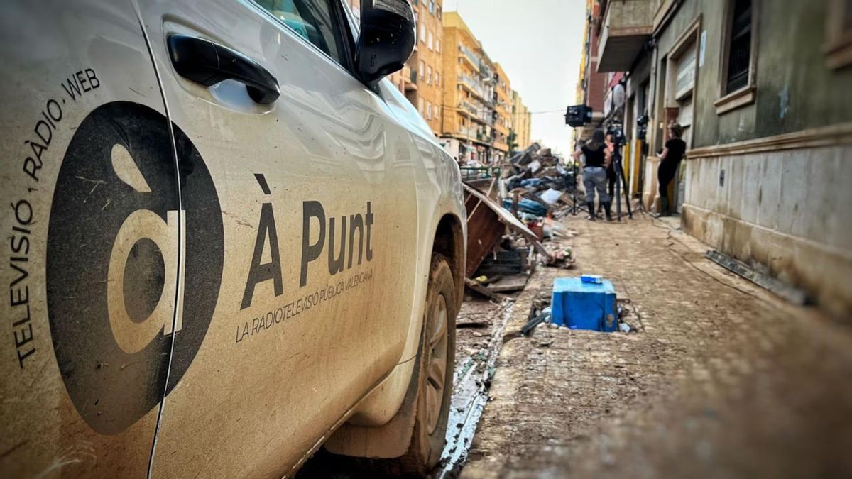 Coche de À Punt durante la cobertura de la catástrofe de la dana.