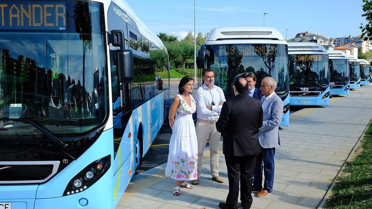 La alcaldesa de Santander y el concejal de Movilidad en la presentación de los nuevos autobuses del TUS. | ARCHIVO