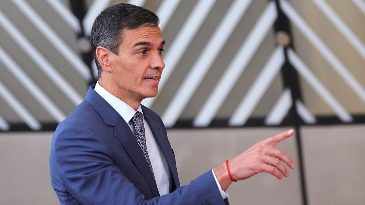El jefe del Gobierno, Pedro Sánchez, atiende a los periodistas antes de incorporarse a la reunión del Consejo Europeo que se celebra en Bruselas, EFE/EPA/OLIVIER MATTHYS