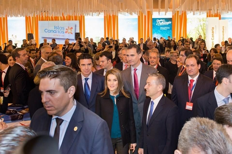Los Príncipes saludan a los representantes de Canarias.