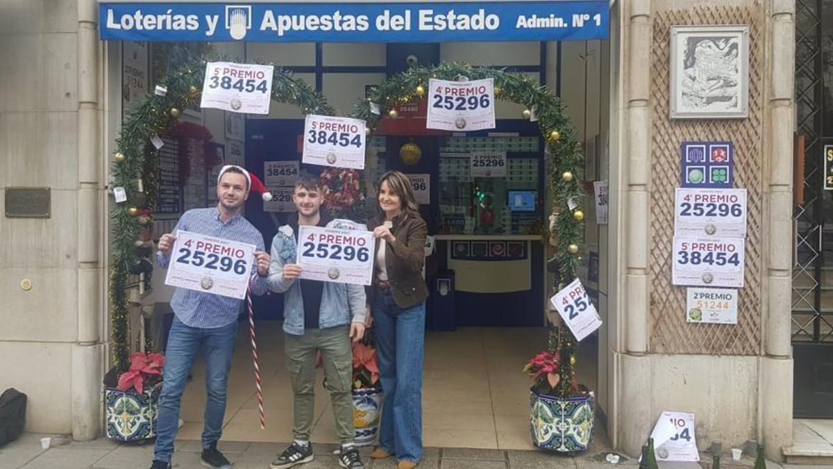 La Administración de Lotería número 1 de Santander celebra la venta de los números premiados.