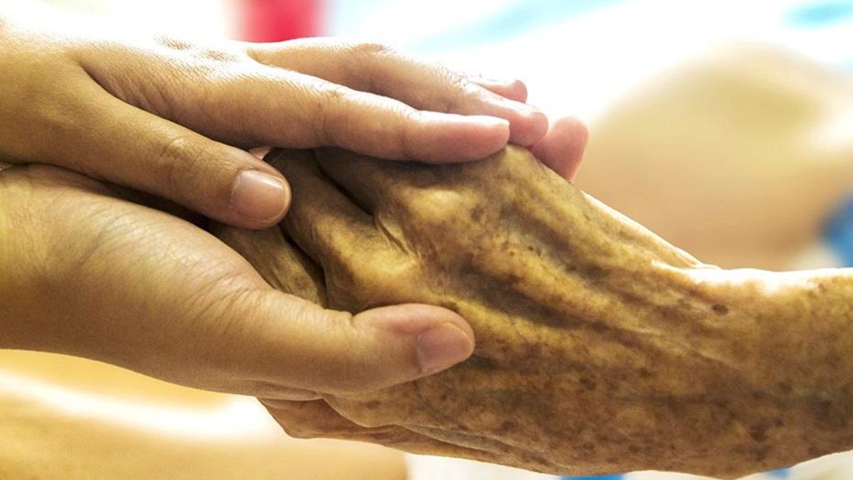 Una anciana recibe apoyo de una familiar.