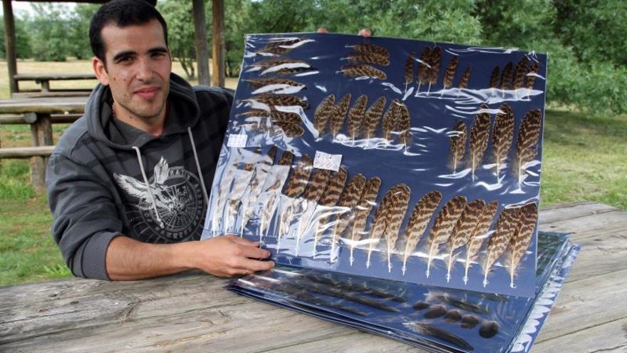Iván Esteban, el ornitólogo que reúne la mayor colección de plumas de España