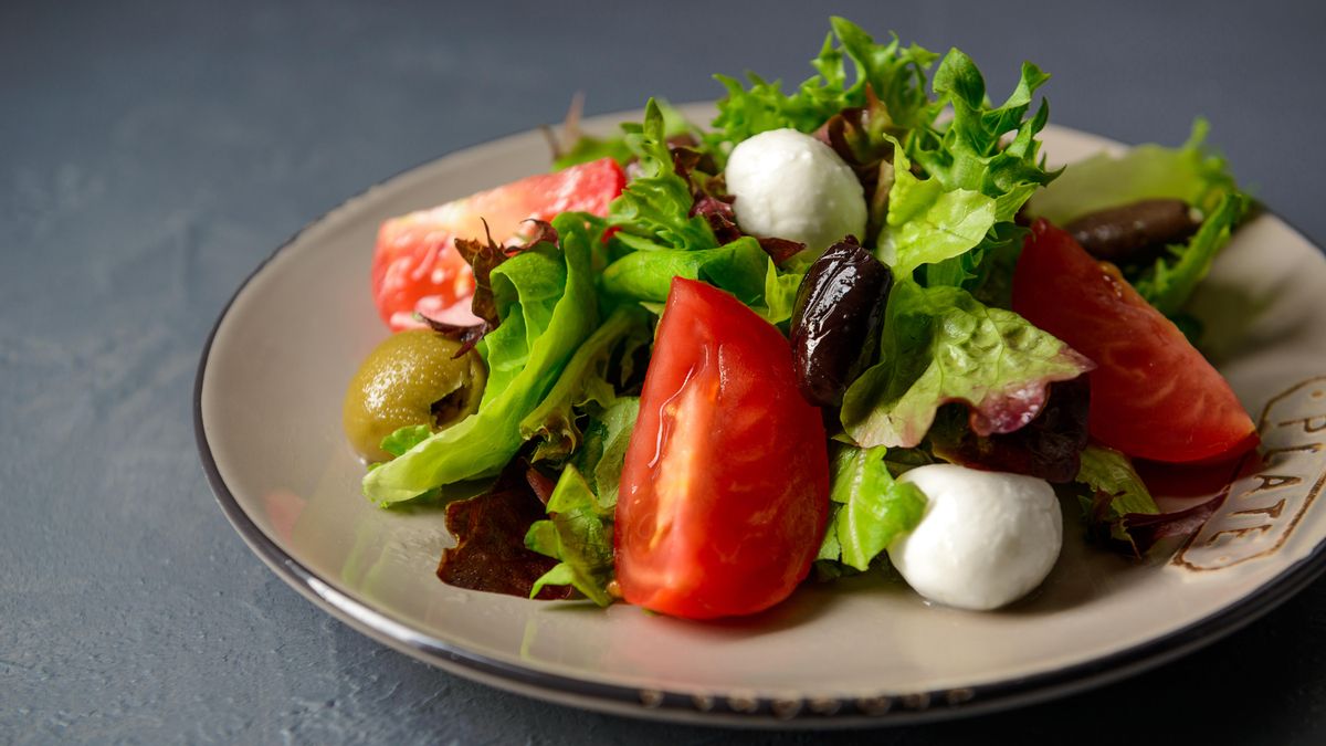Ensalada Caprese de tomate y mozzarella con boquerones en vinagre
