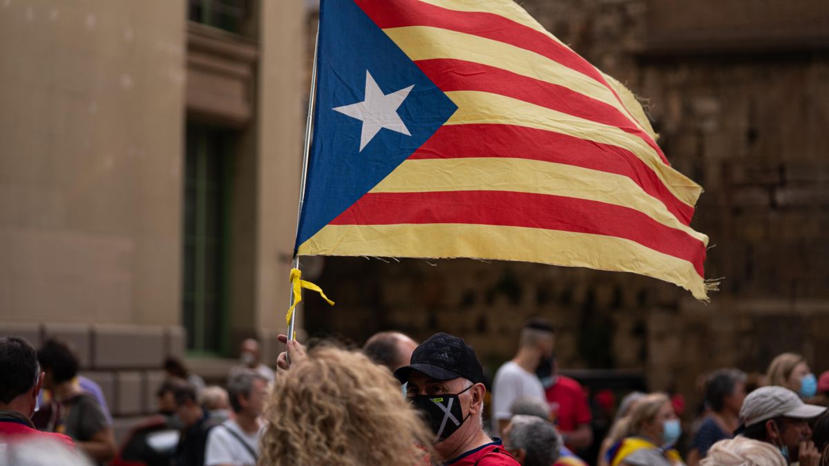 Archivo - Un hombre sostiene una bandera estelada durante una manifestación