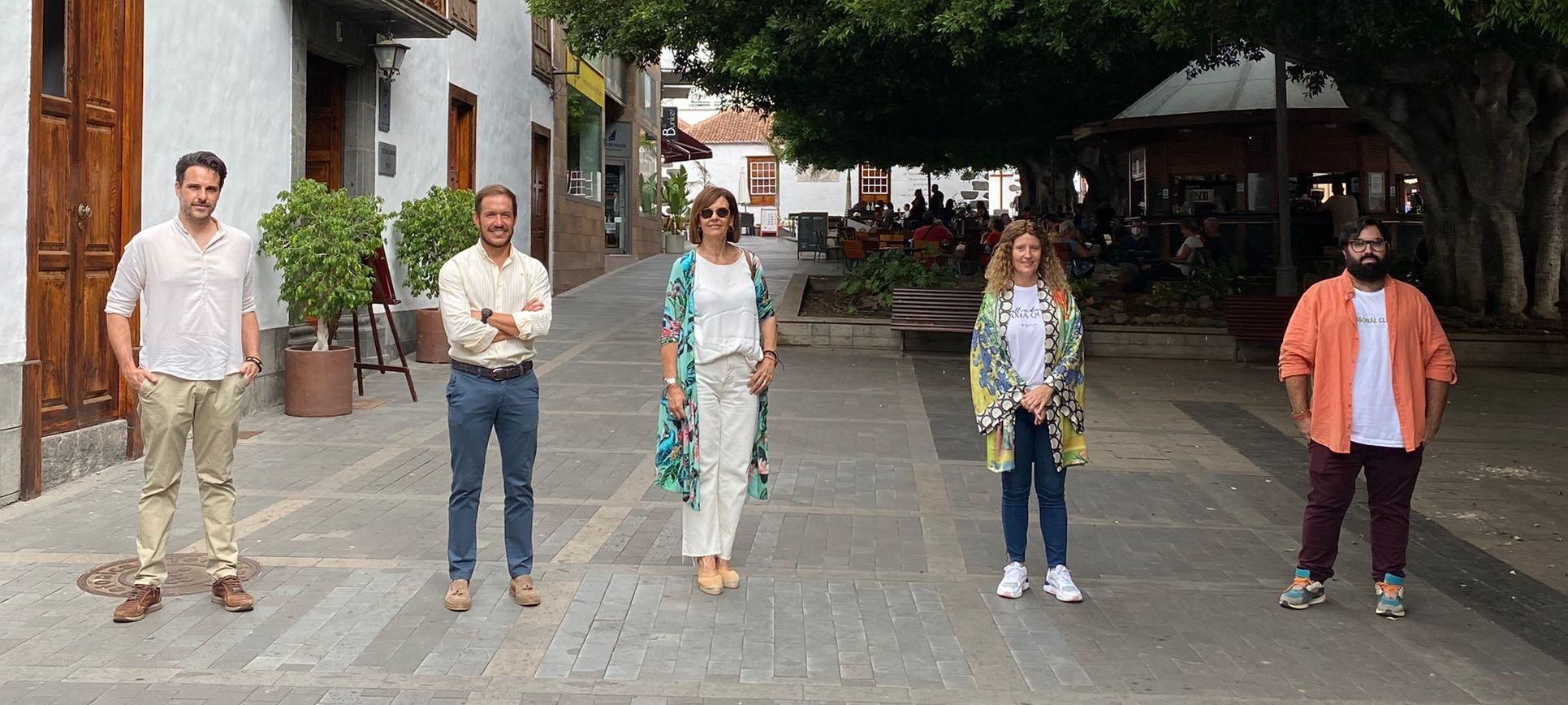 Mariano Zapata y Raquel Rodríguez con los diseñadores palmeros.