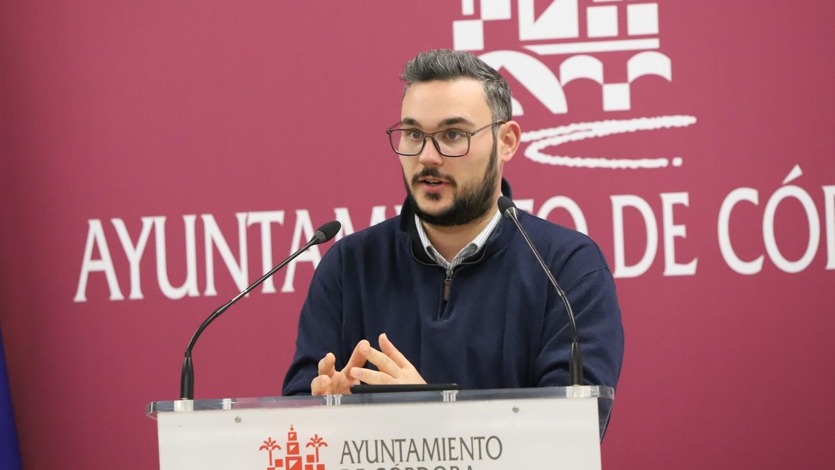 Hacemos denuncia que el Ayuntamiento se salta su propia ordenanza de publicidad para instalar lonas sin licencia