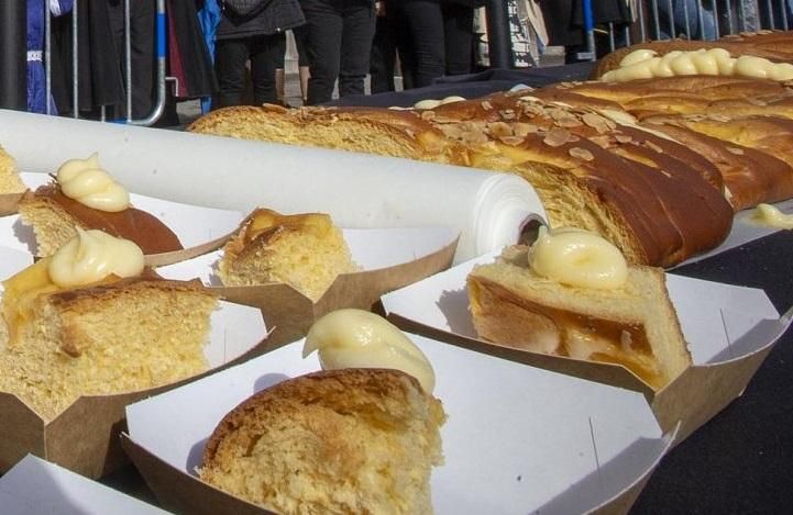 Reparto de corona de la Almudena durante la festividad de 2022