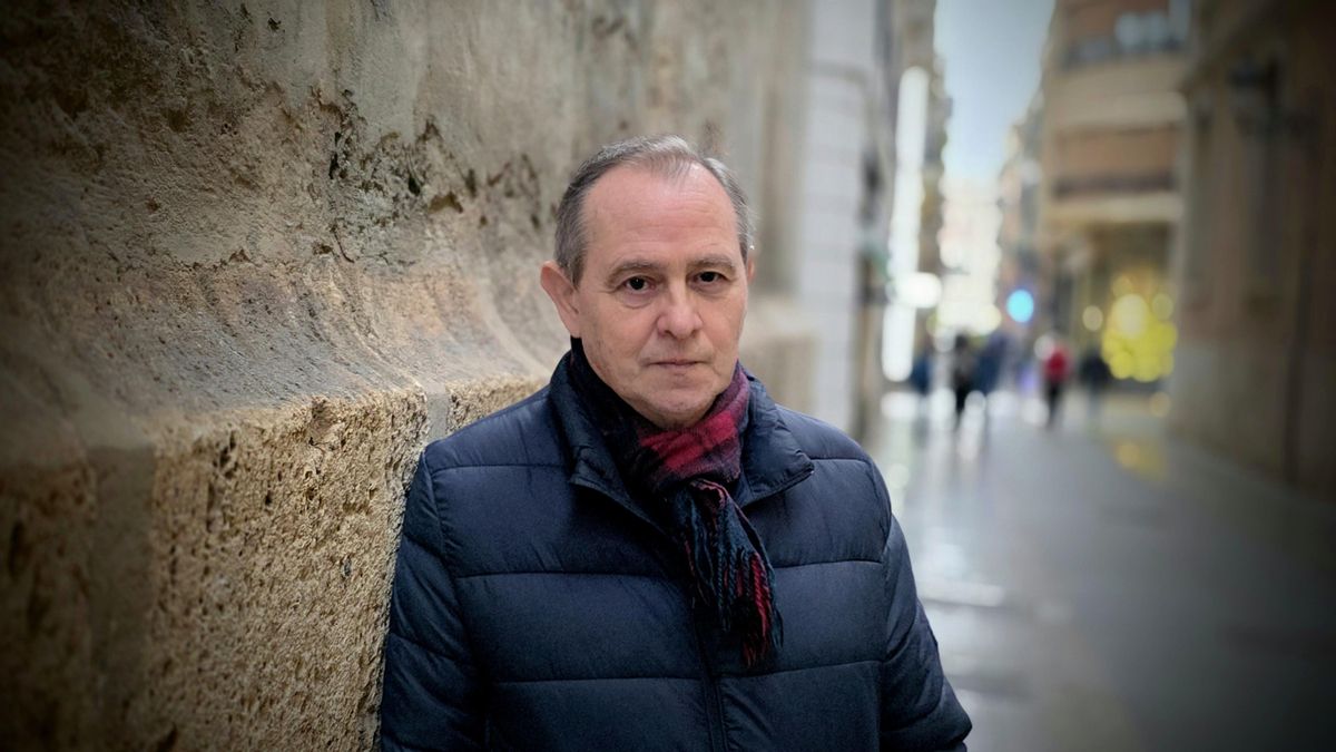 “He volgut posar èmfasi en els orígens de Raimon i en la seua projecció internacional”, comenta Alberola durant l’entrevista.