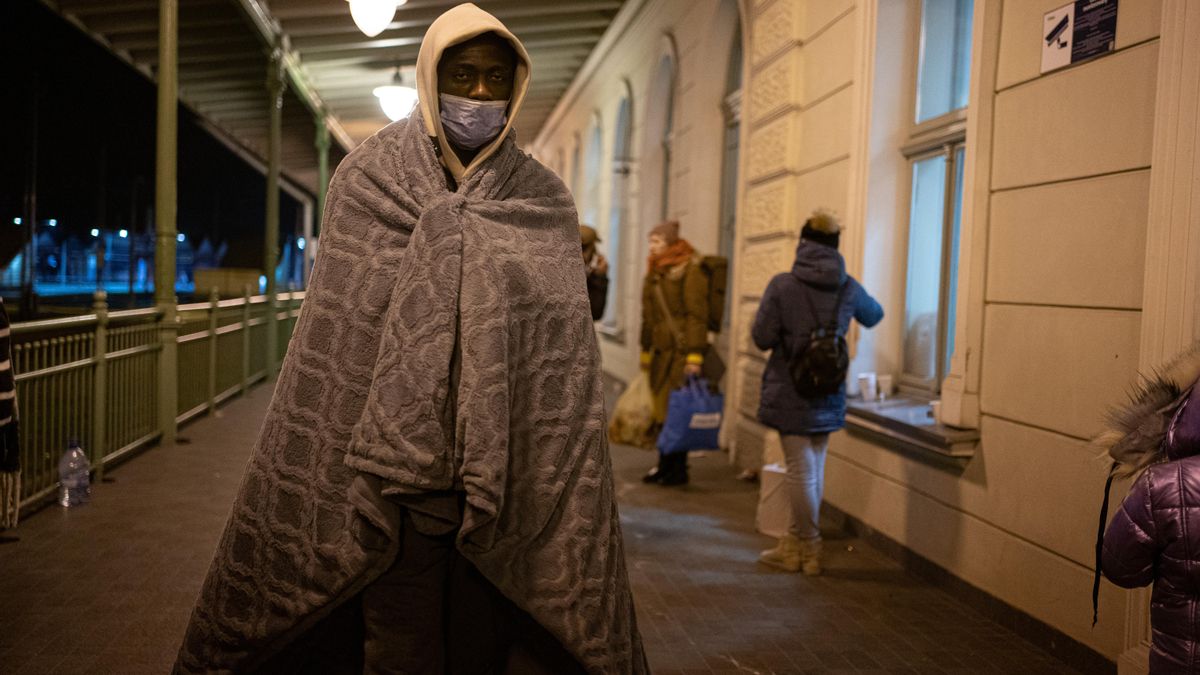 Un hombre cubierto con una manta en la estación de Przemysl, cinco días después del inicio de los ataques por parte de Rusia en Ucrania, a 1 de marzo de 2022, en Przemysl (Polonia)