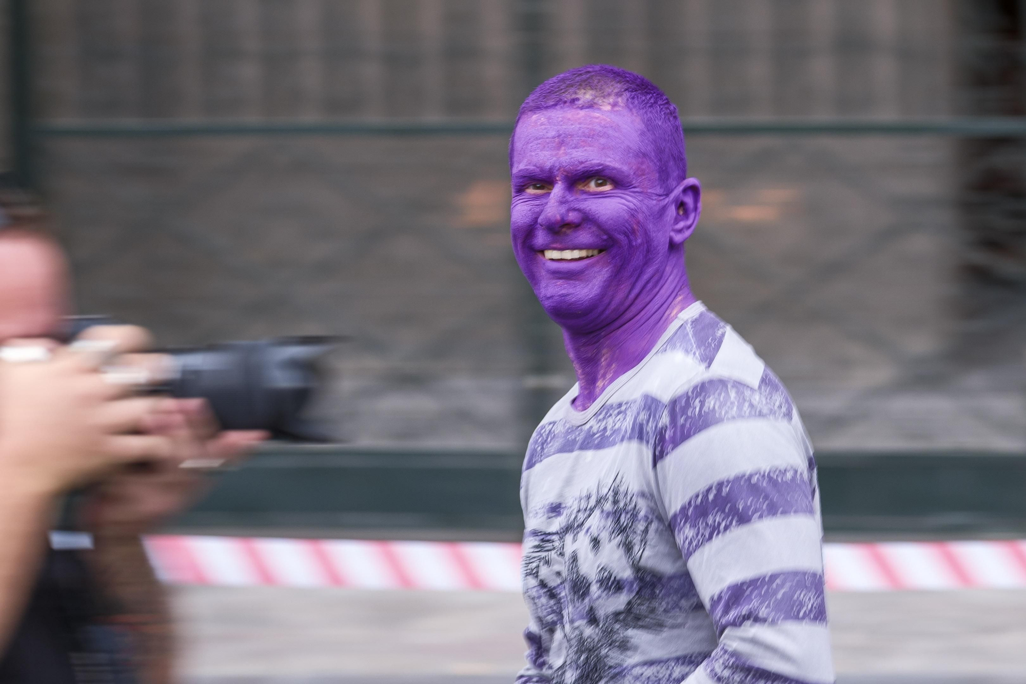 El artista neoyorquino Spencer Tunick rinde homenaje a la comunidad LGTBI en el centro histórico de Las Palmas de Gran Canaria con la instalación 'Gran Spectrum', en la que plasmó los colores de la bandera arcoiris en uno de sus clásicos desnudos colectivos.