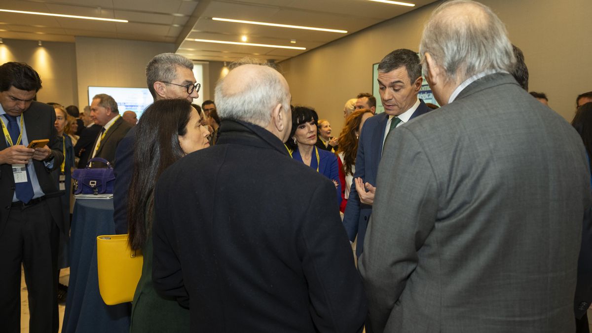 El presidente del Gobierno, Pedro Sánchez, compartió impresiones con asistentes durante el desayuno del segundo día del foro 'Fondos Europeos V: Hacia la autonomía estratégica'