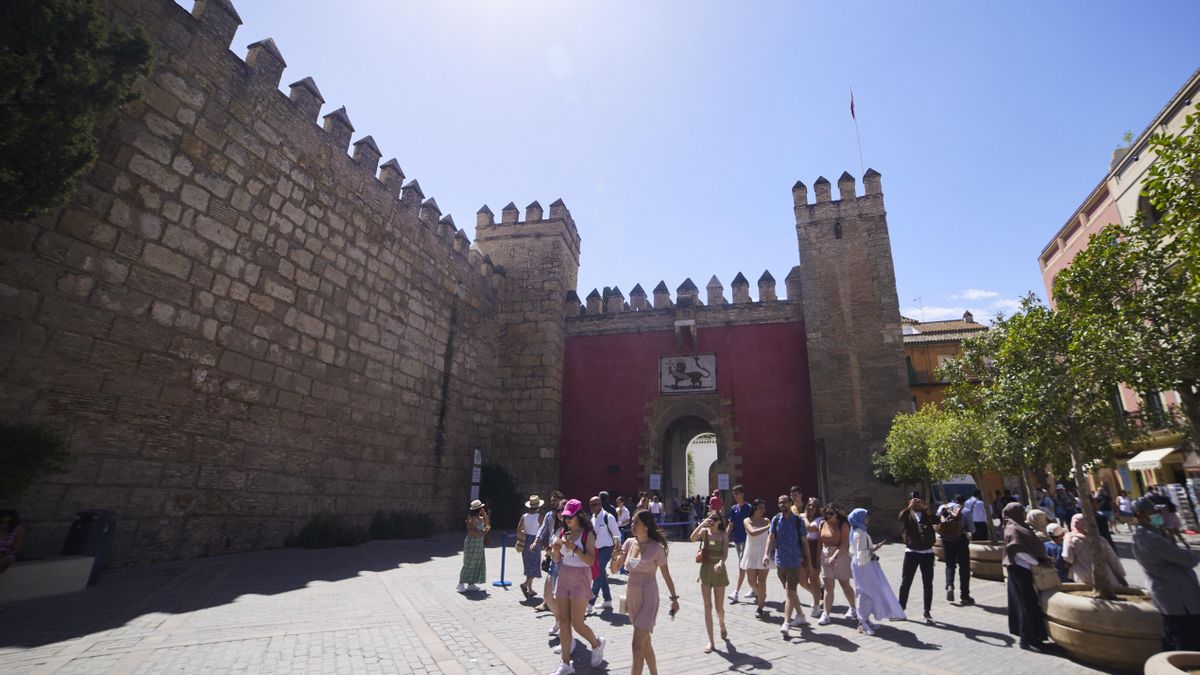 Un grupo de turistas pasan por delante de la entrada del Alcázar, en foto de archivo.