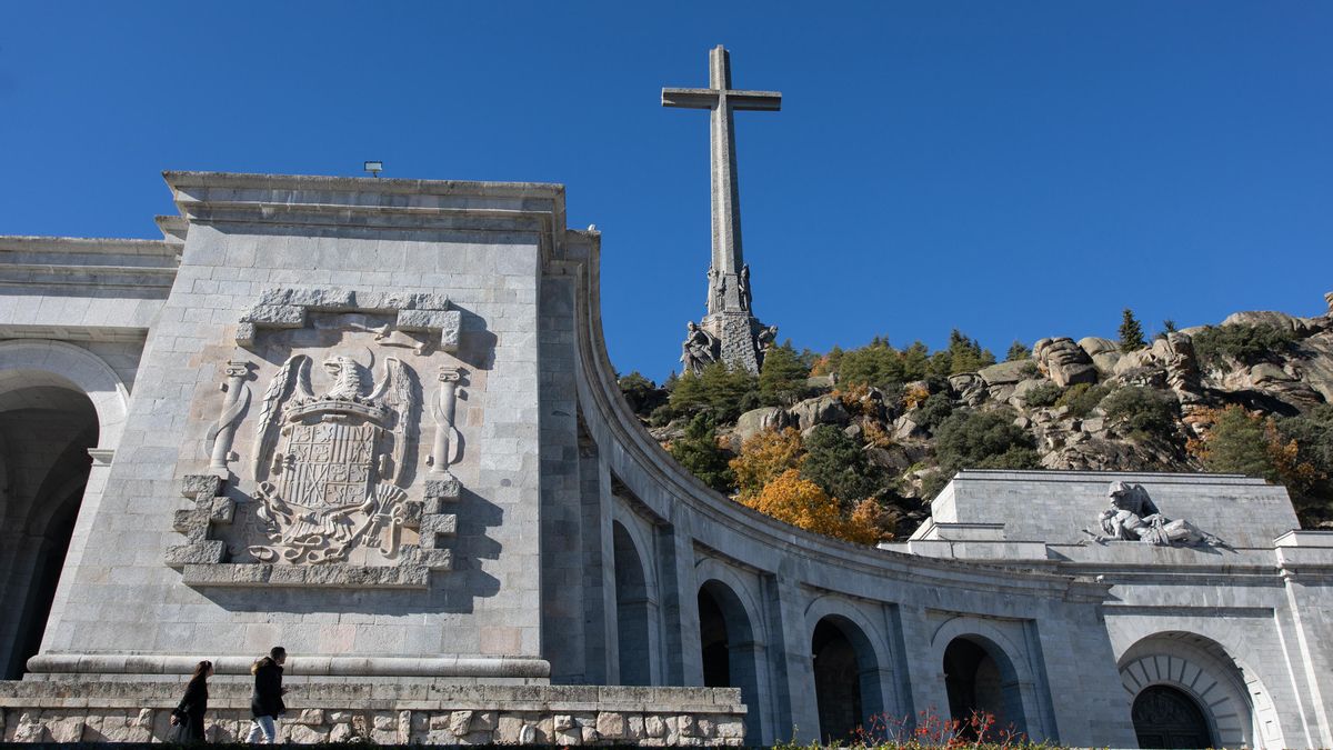 El escudo de los Reyes Católicos en el Valle de Cuelgamuros.