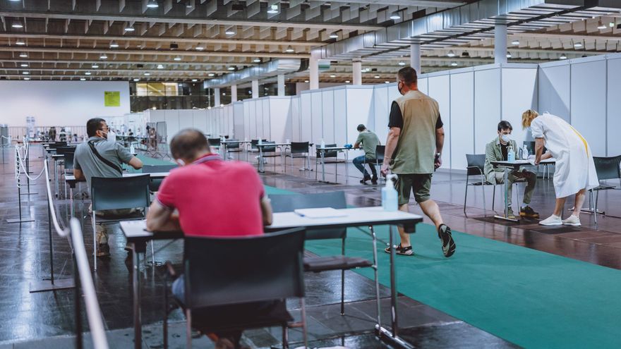 17 July 2021, Austria, Graz: People wait at a vaccination centre to receive their coronavirus (COVID-19) vaccine during the first day of vaccination without registration Graz. Photo: -/Expa/Jfk via APA/dpa