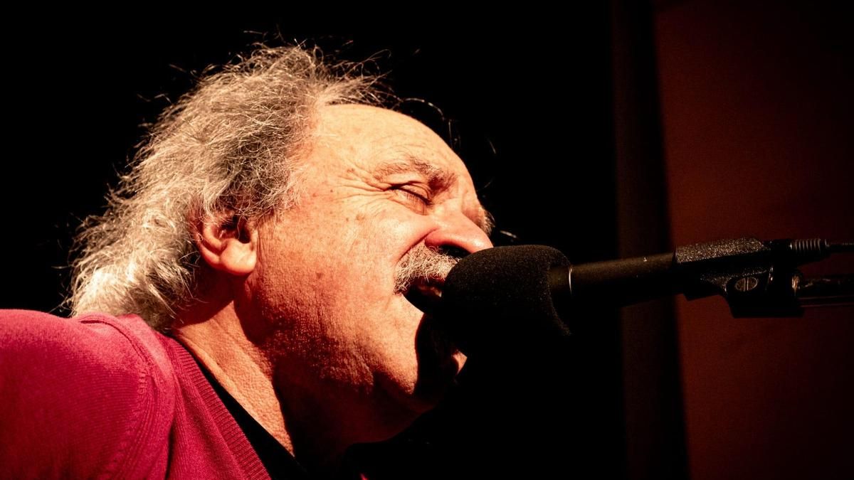 Carlos Attadía es cantautor y poeta.