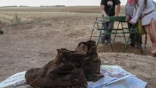 Aparecen las botas de Perfecto de Dios durante su exhumación en Chaherrero (Ávila). Foto: Óscar Rodríguez (ARMH)