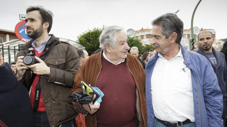 Archivo - Imagen de archivo de la visita que realizó el expresidente de Uruguay, José Mujica a un instituto de Santander en 2016, acompañado de Miguel Ángel Revilla