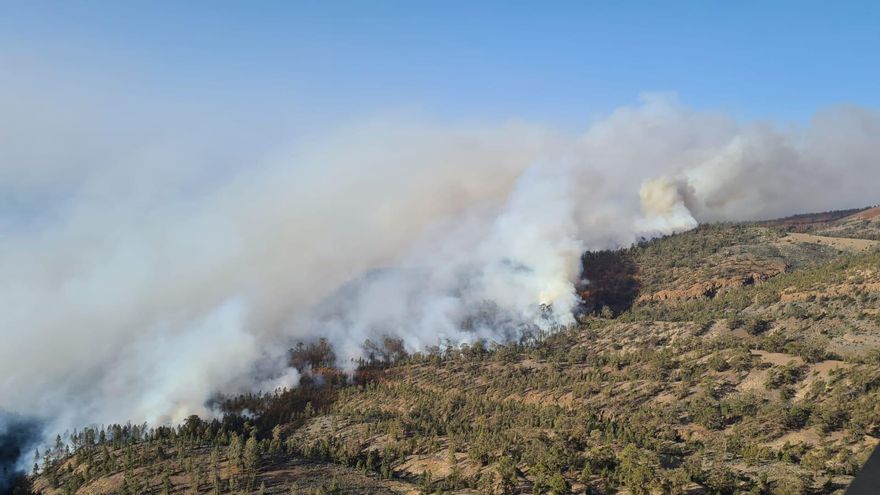 Declarada la alerta por fuertes vientos en Canarias mientras que el fuego avanza sin control en Tenerife
