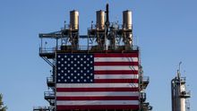 Una bandera de EEUU en una refinería de Wilmington, California.