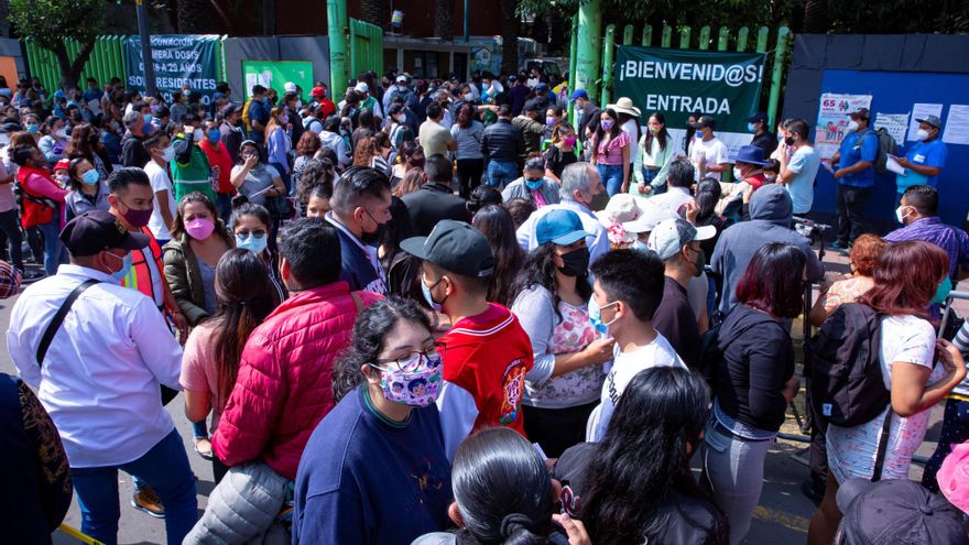 Cientos de personas se aglomeran hoy mientras hacen fila para ser vacunadas contra la covid-19 en Xochimilco, en Ciudad de México (México). EFE/Carlos Ramírez
