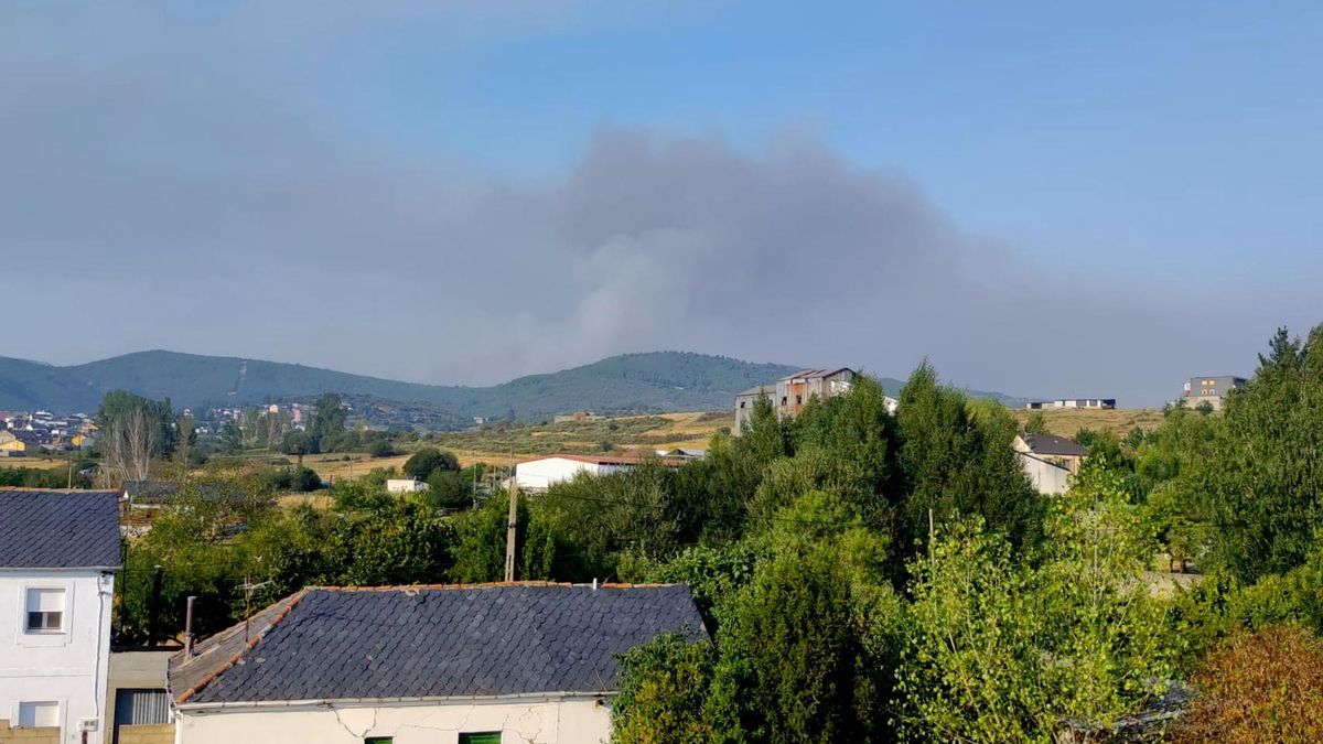 Incendio en Argayo del Sil, puebllo evacuado este viernes, visto desde la localidad de Fabero.